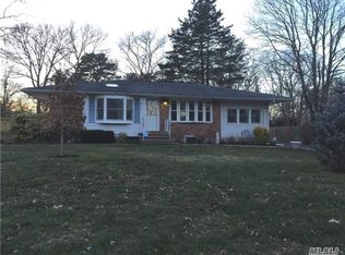 11 Crestwood Rd, Bohemia, NY 11716