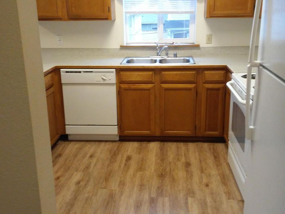 Hall entry to kitchen