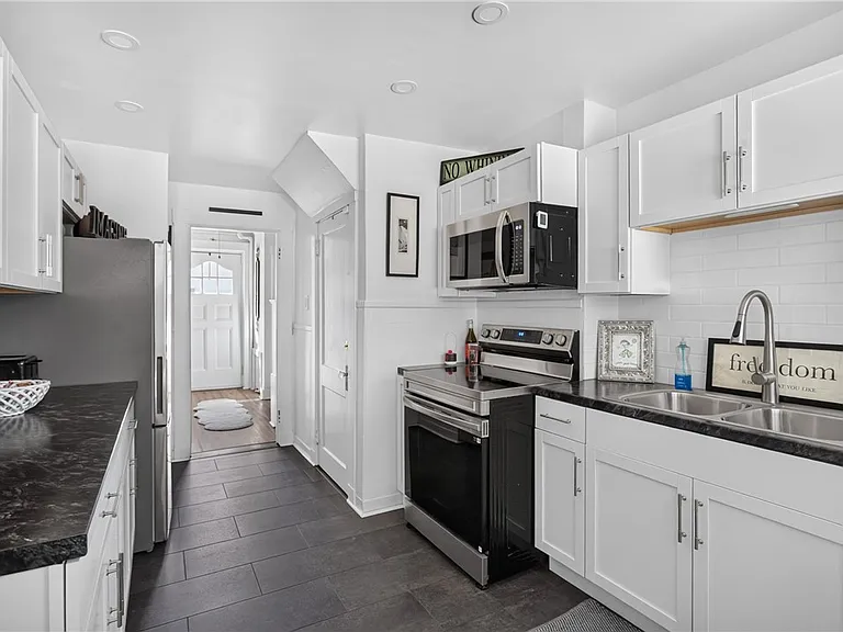 476 Providence St — Photo 22