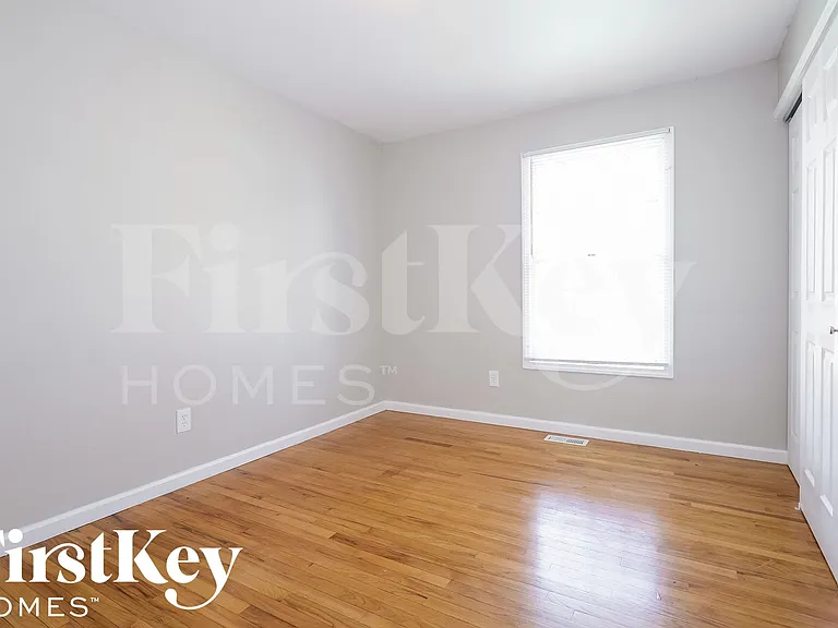 11321 Amboy Ln — Photo 9