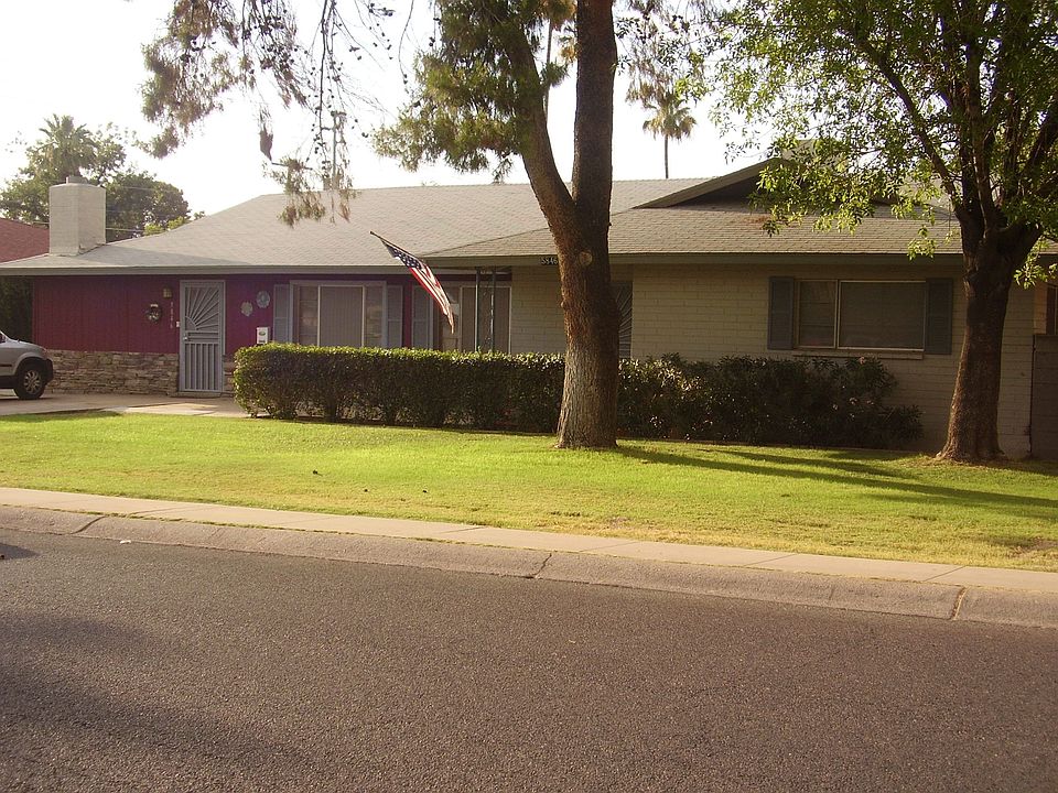 Well-maintained front yard has automatic sprinkler system