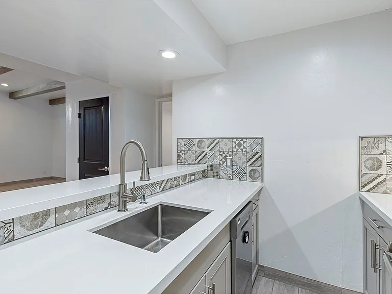 Riverside Suites — Photo 71