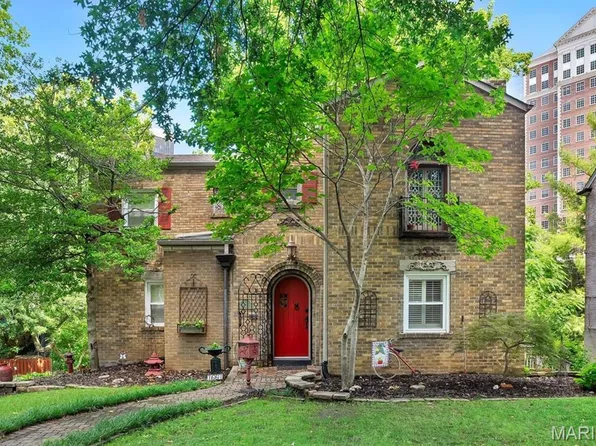 7667 Carswold Dr, Saint Louis, MO 63105