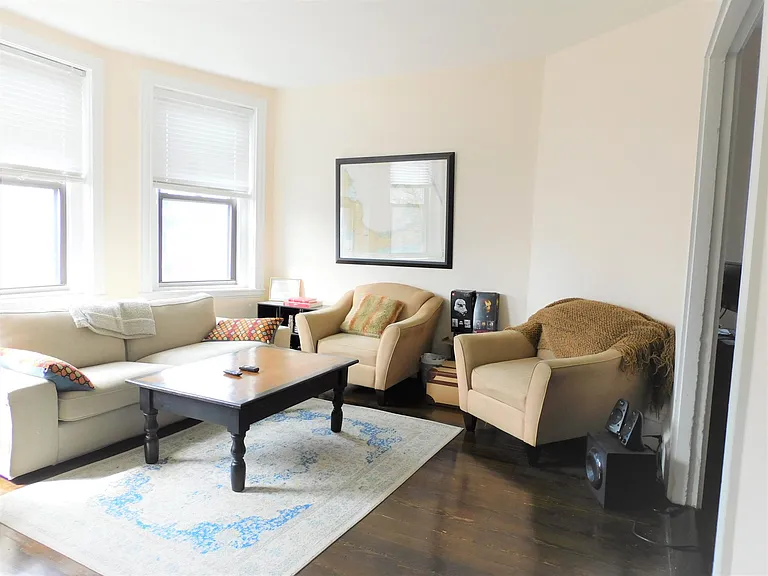 496 E Broadway #3 — Photo 2