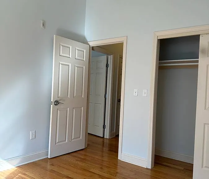 2518 Whitney Ave — Photo 1