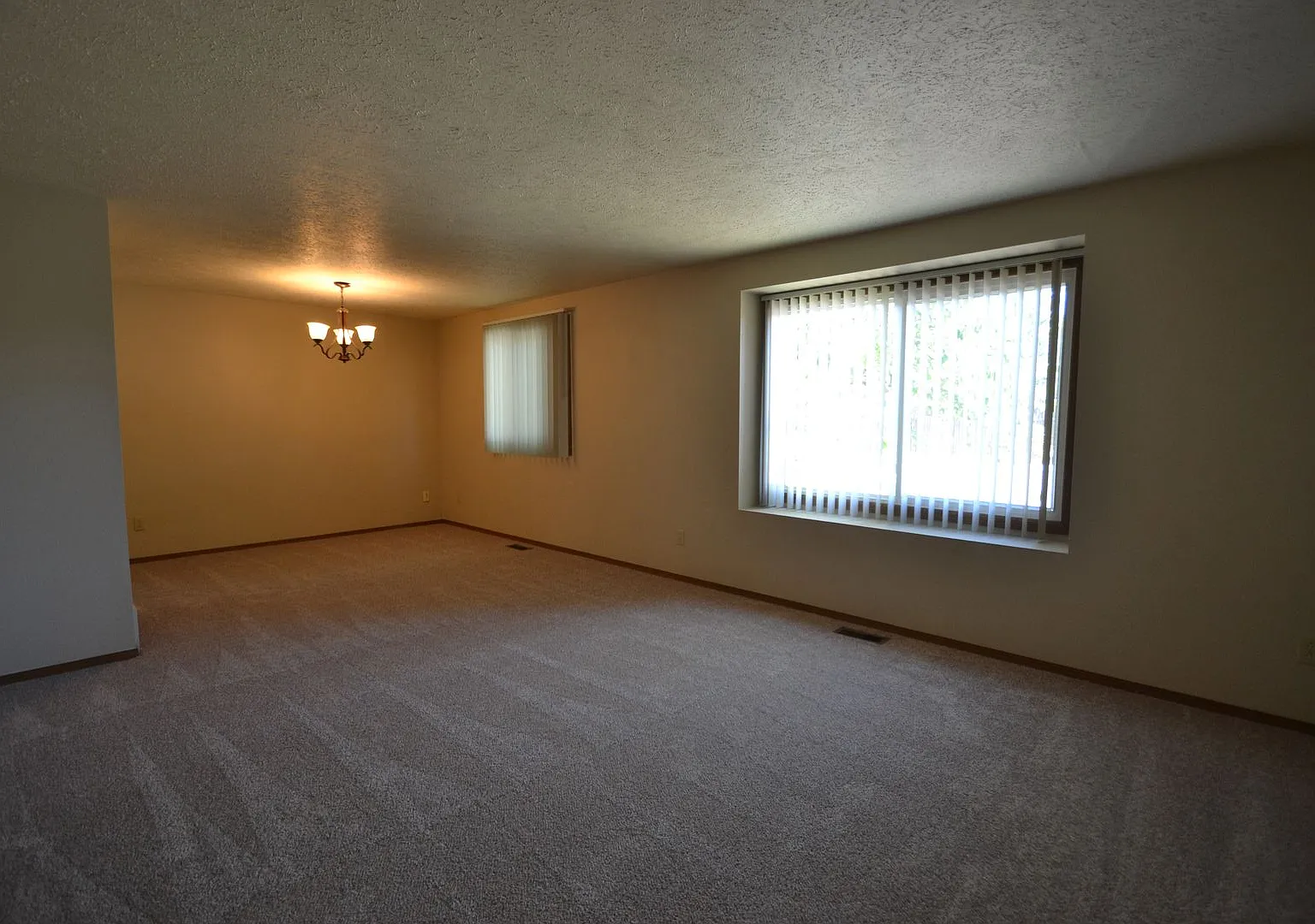 3 Bedroom 2.5 Bath Available Now — Photo 2
