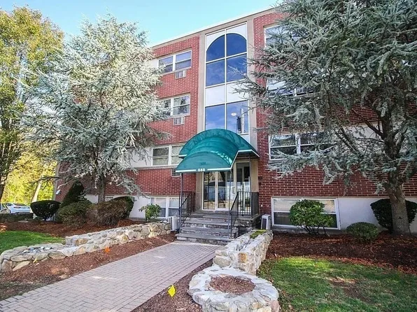 588 Main St APT 3D, Stoneham, MA 02180