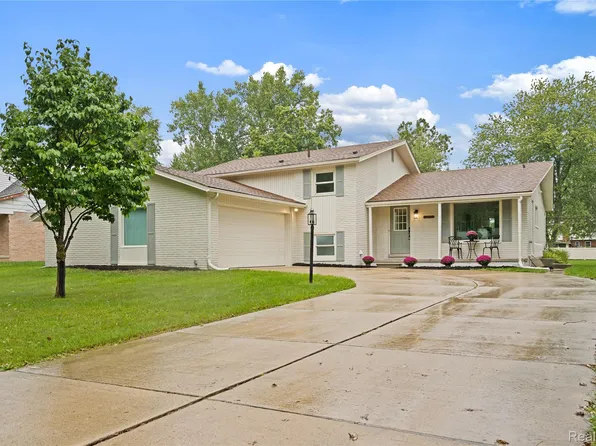 8240 Hampton Rd, Grosse Ile, MI 48138
