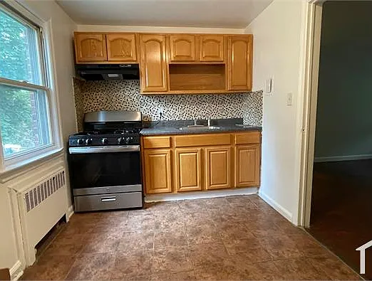 585 Thomas St — Photo 14