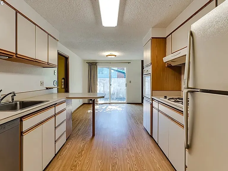 310 E 48th Ave — Photo 5