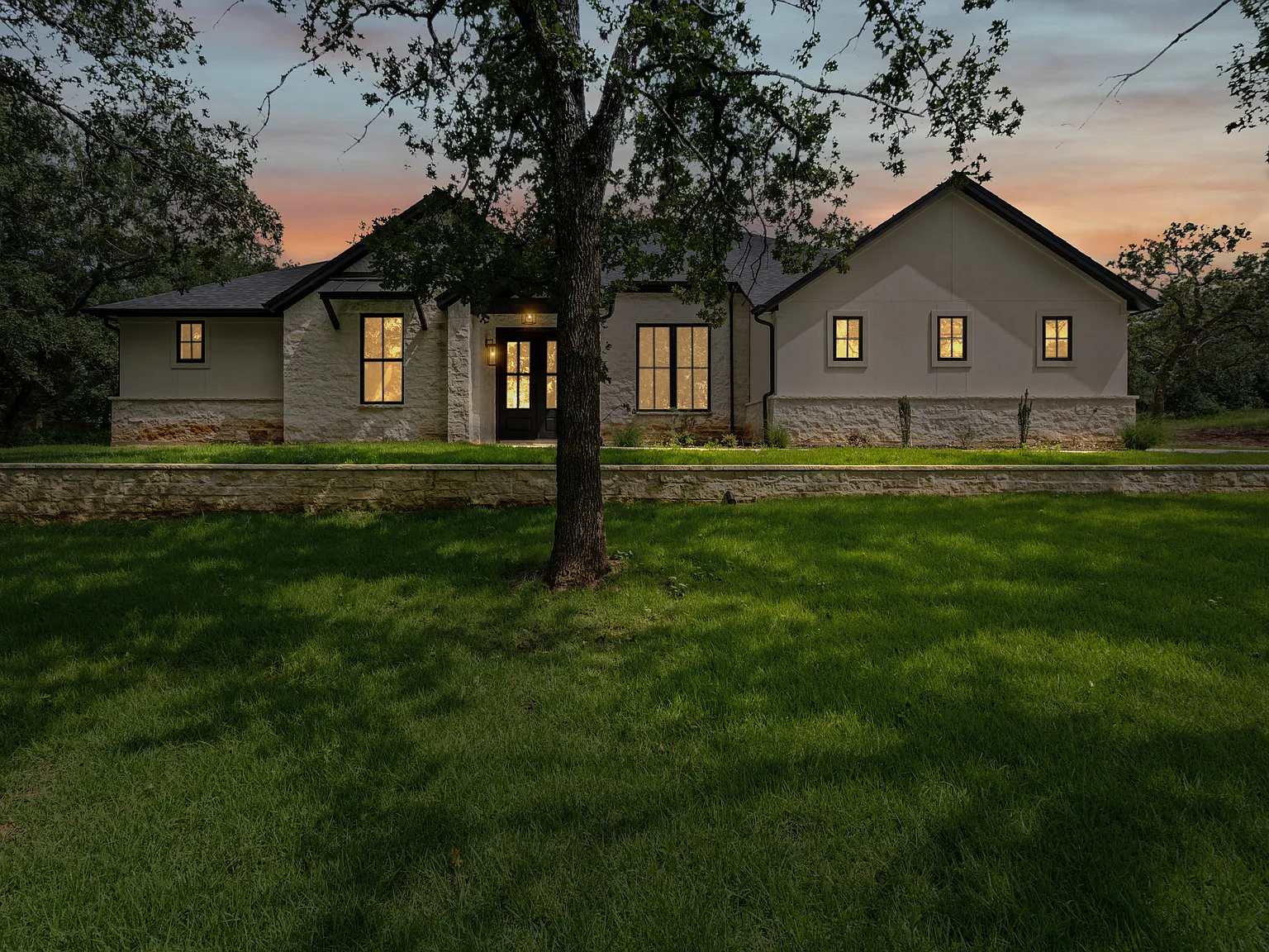 4 bed, 2800 sqft, $4,395 — Photo 3