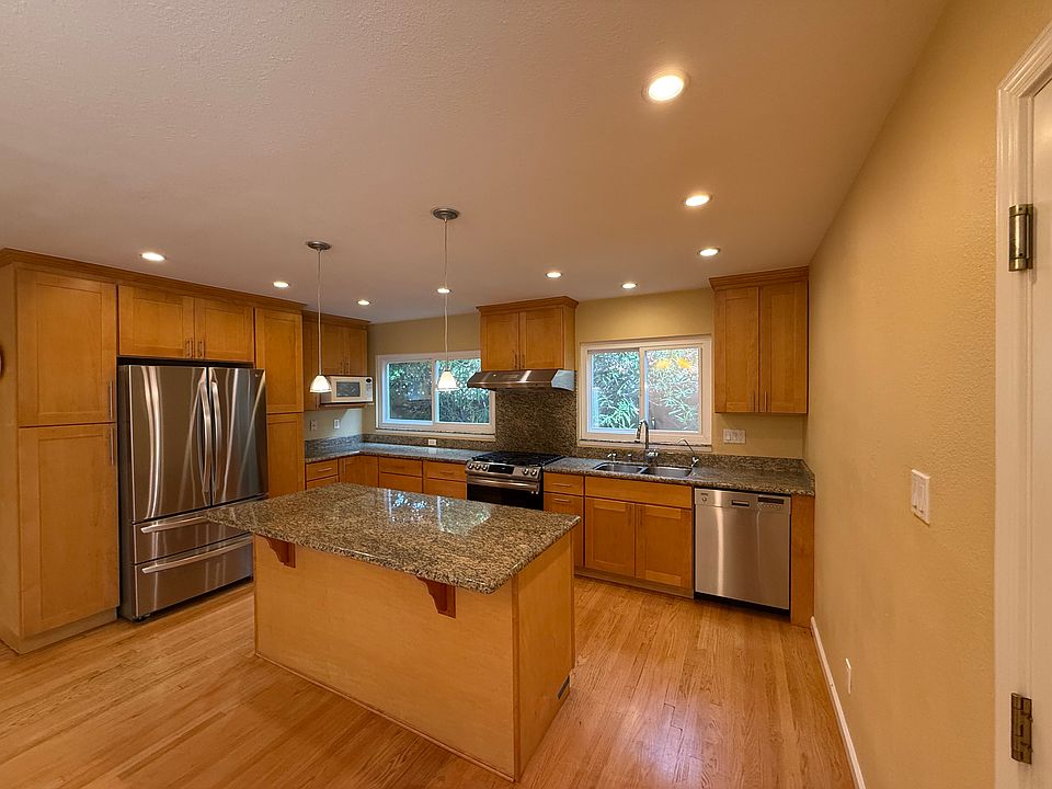 Kitchen, Dining Room Picture 1/3