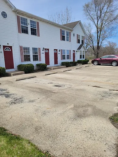484 N School St Photo 1