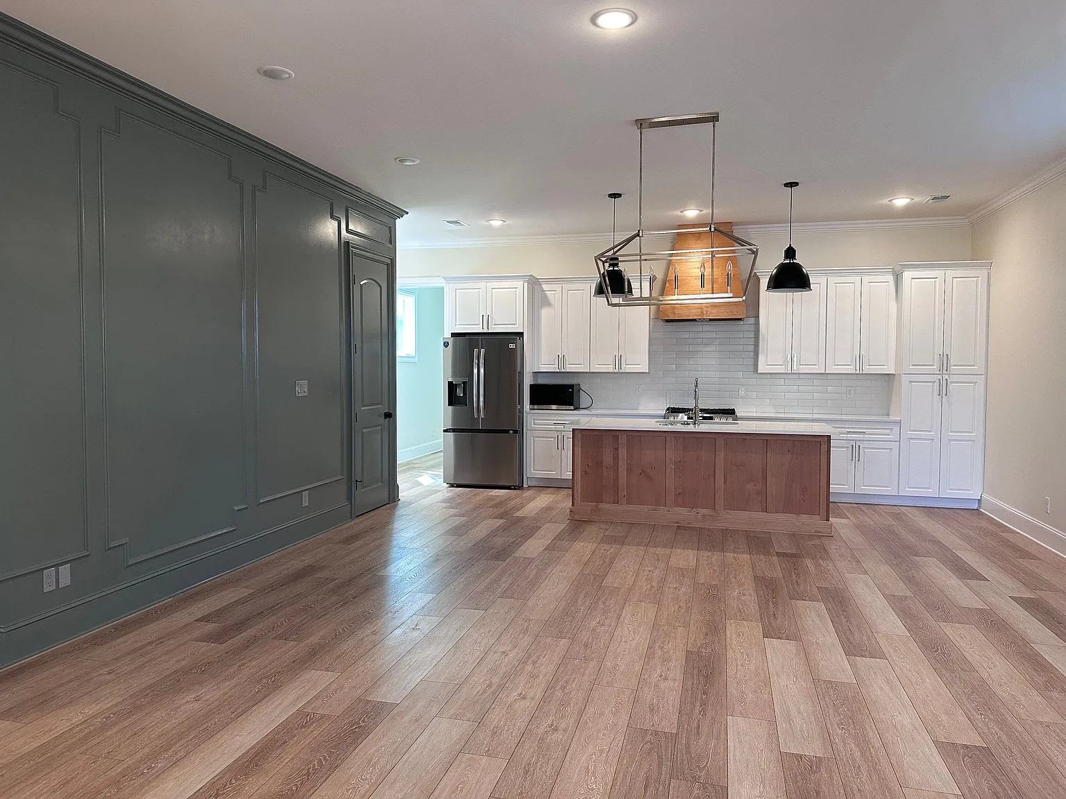 3 bed, 2.5 bath, 2363 sqft, $2,400 — Photo 2