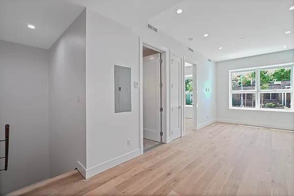 Sold by Daniel Gale Sotheby's International Realty | media 4