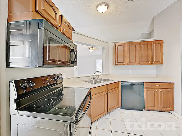 1627 Pendleton St — Photo 5