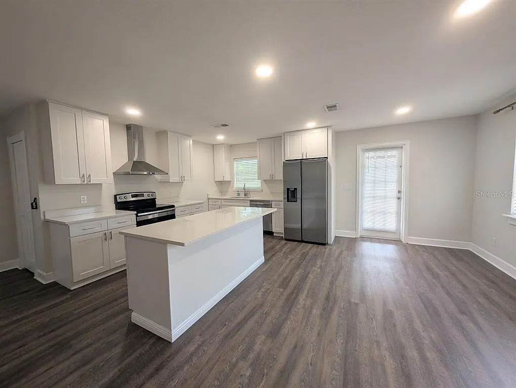 3 bed, 2.0 bath, 1639 sqft, $2,900 — Photo 4