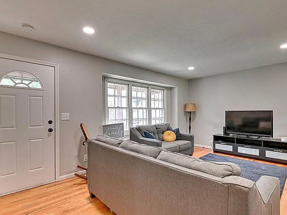 3rd image of 6405 Parkview Ln