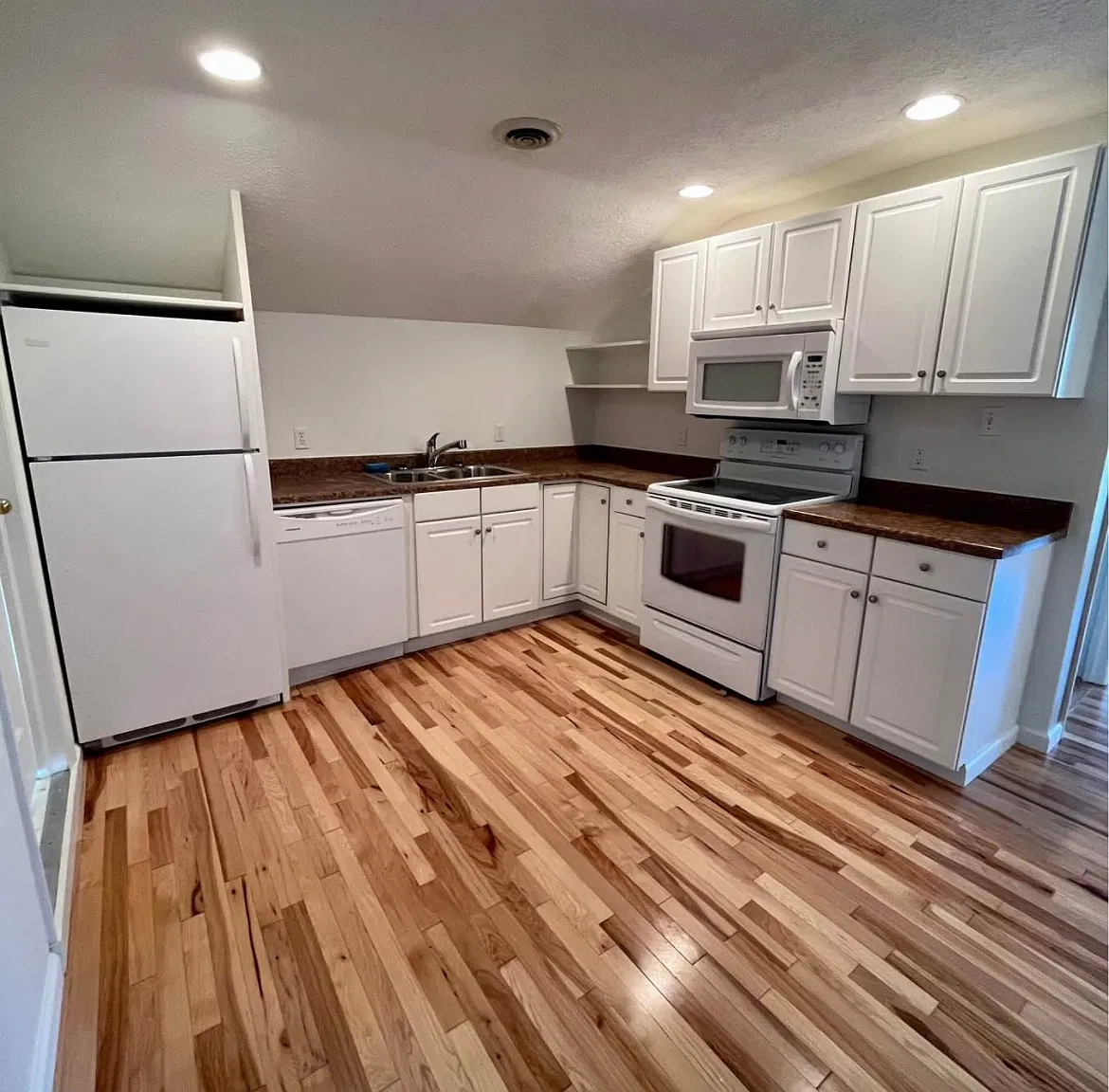 2 bed, $1,050 — Photo 4