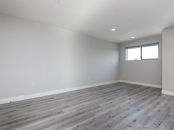 5th image of 14612 Calvert St #407