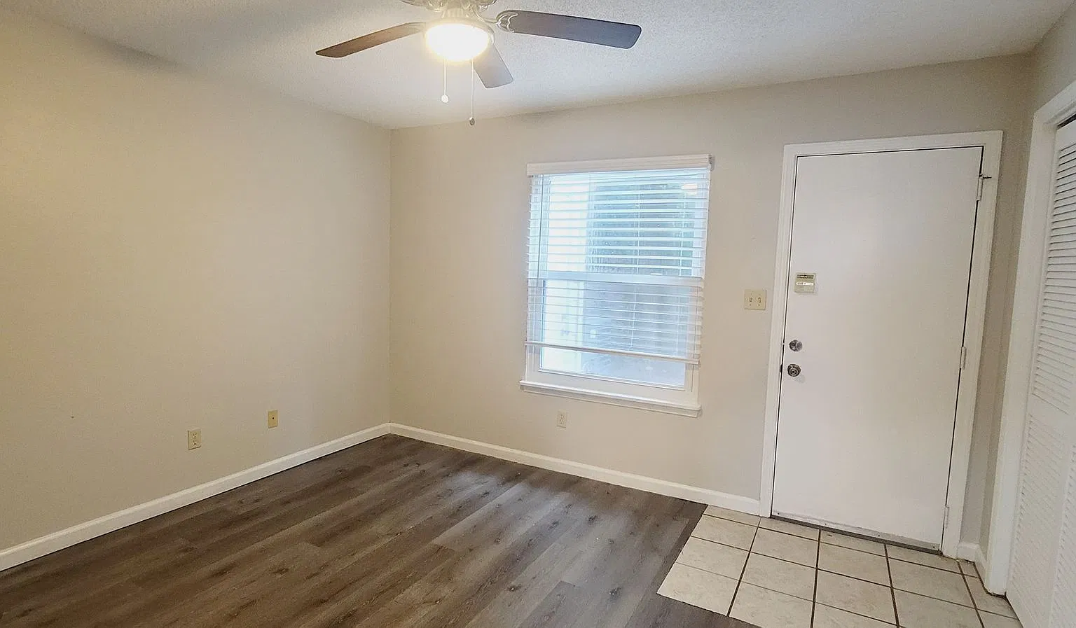 CUTE 3/2 w/ Vaulted Ceilings, Washer/Dryer, & Private Yard! Great NW Location! Available NOW for ... — Photo 2