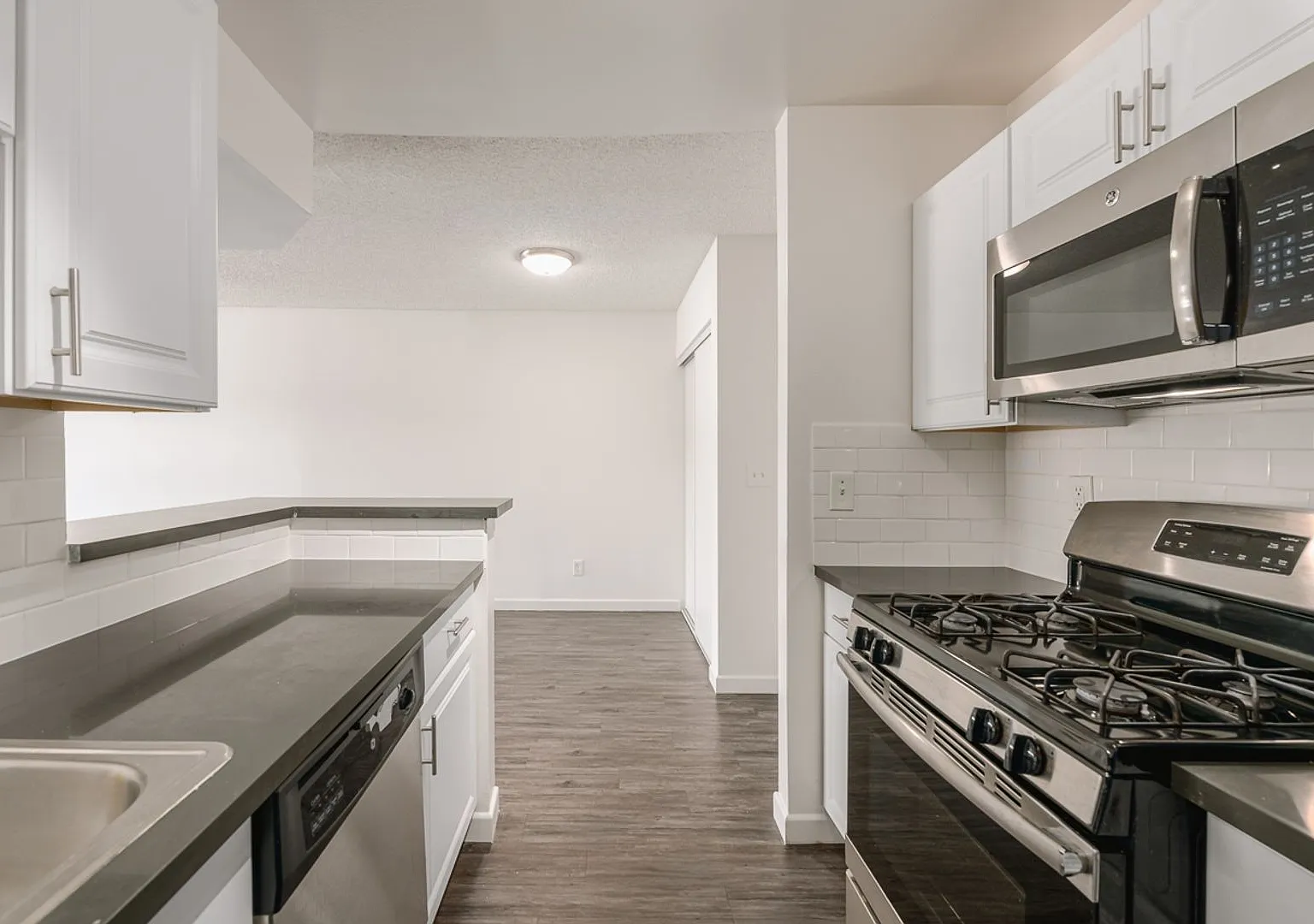 1725 Grismer Ave — Photo 3