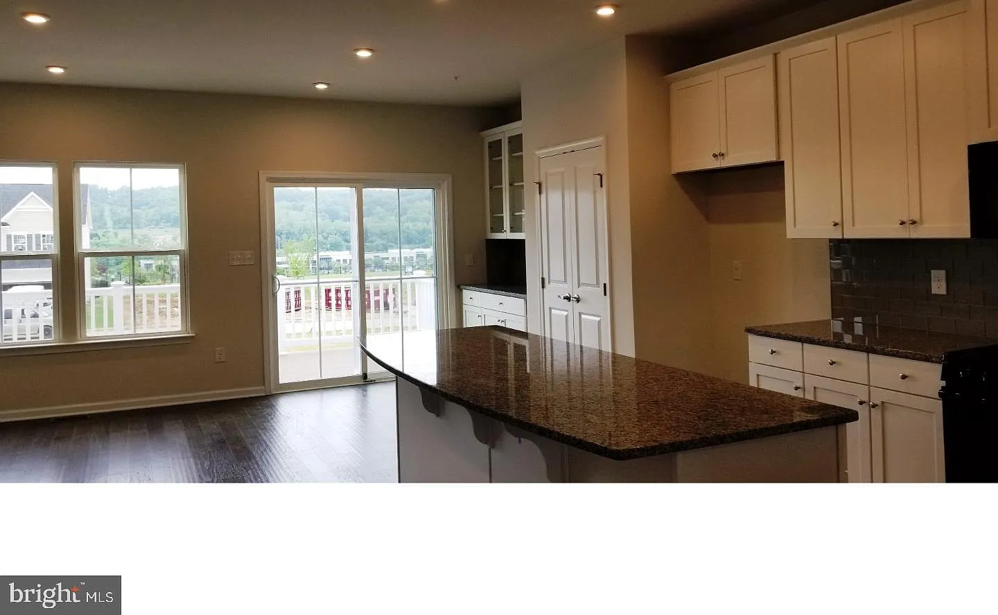 3 bed, 4.0 bath, 2056 sqft, $3,300 — Photo 2