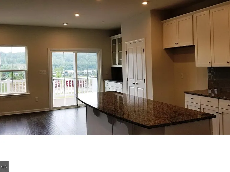 510 Sapphire Dr — Photo 2