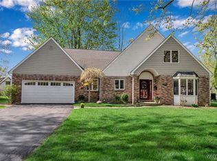 122 Huntington Ct, Williamsville, NY 14221