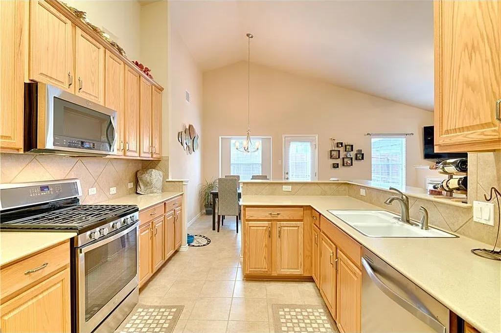 3 bed, 2.0 bath, 1826 sqft, $2,450 — Photo 2
