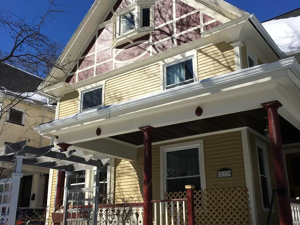 279 Laburnam Cres #LOWER