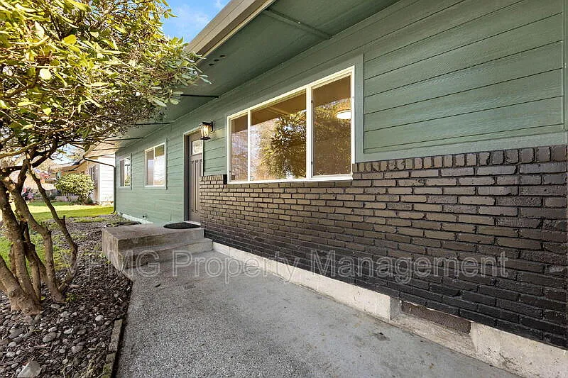 3 bed, 2.0 bath, 1384 sqft, $2,795 — Photo 4
