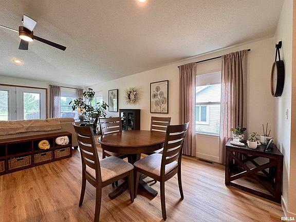 3rd image of 1123 Hawthorn Rdg