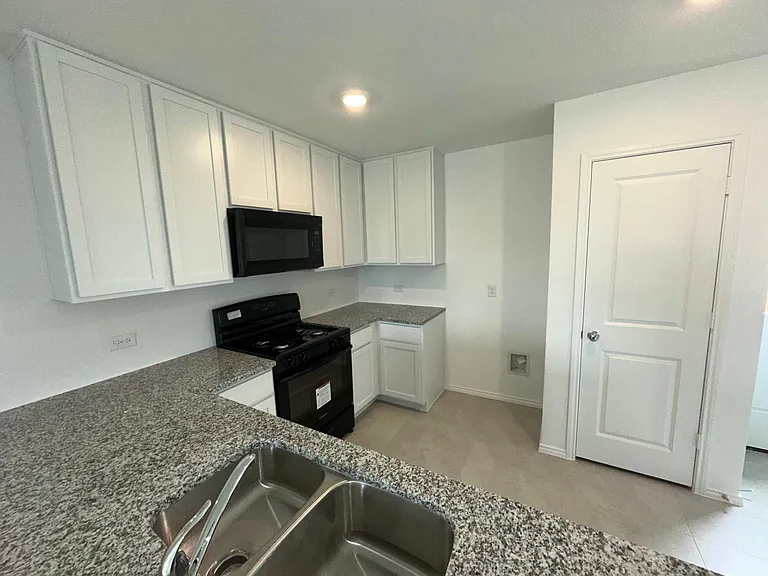 1569 Forge Pond Ln — Photo 4