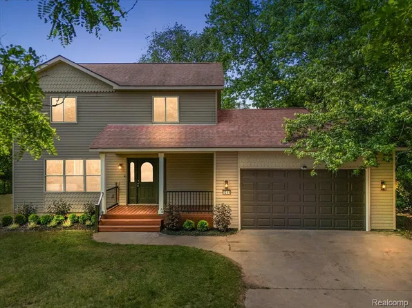 9248 Riverside Dr, Brighton, MI 48116