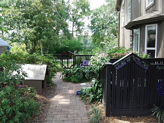 Side entrance - "Savannah" garden...