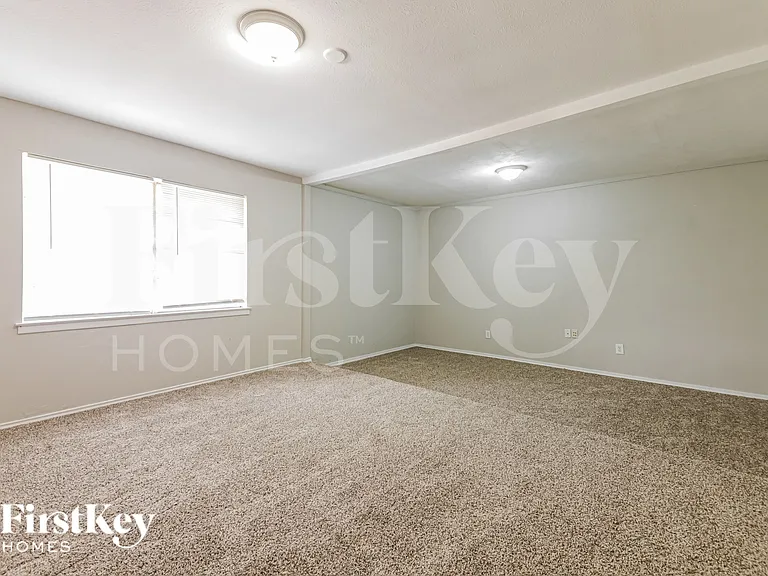 2029 Willow Ln — Photo 3