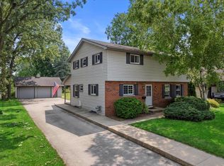 233 Lincoln Ave, Mukwonago, WI 53149