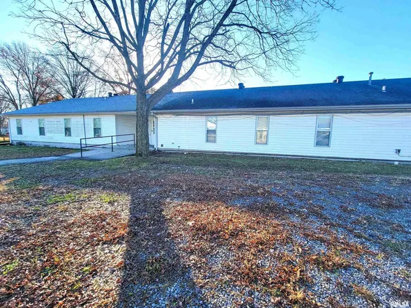 420 N Worthey St, Flora, IL 62839
