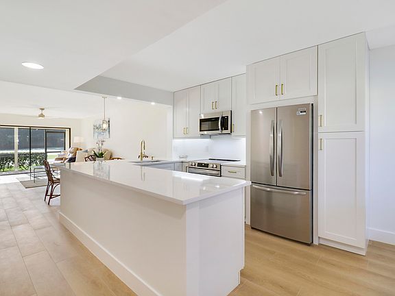 5th image of 1001 Pinecrest Cir APT C