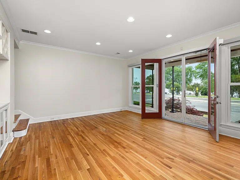 752 Island Dr — Photo 9