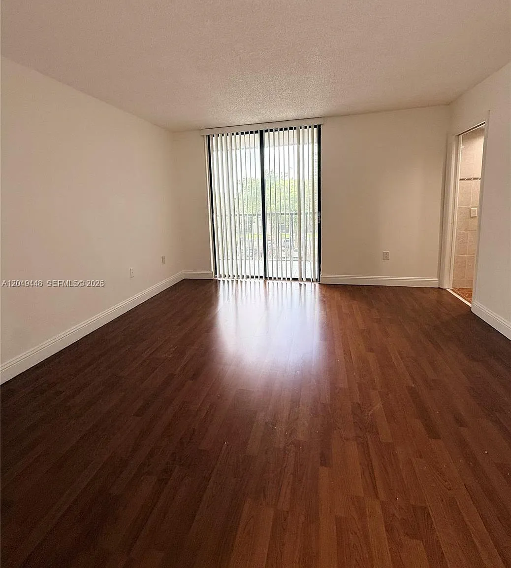 2 bed, 965 sqft, $1,950 — Photo 2