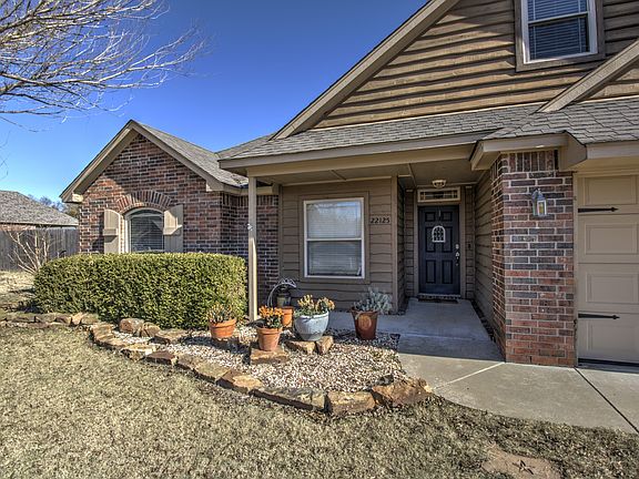 4th image of 22125 Riverwood Dr