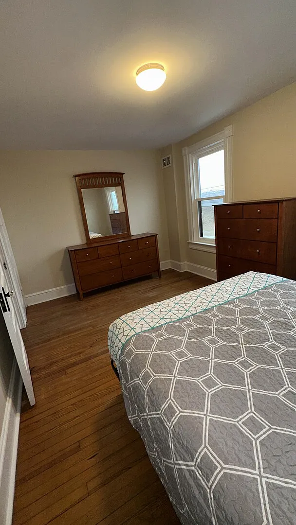 Fully Furnished Commuter Retreat / Utilities Included/ Prime Location — Photo 3