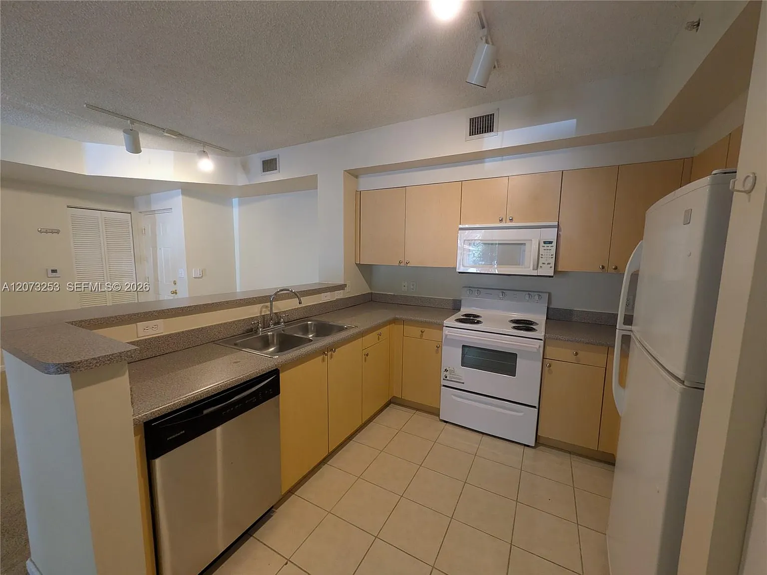 El-Ad Nob Hill Condo — Photo 3
