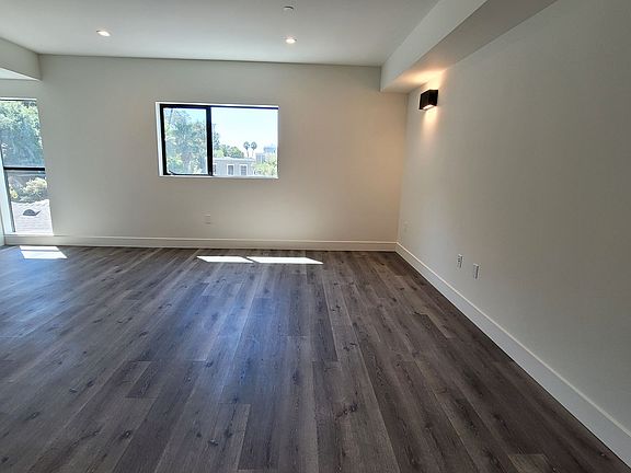 3rd image of 862 Moraga Dr #305