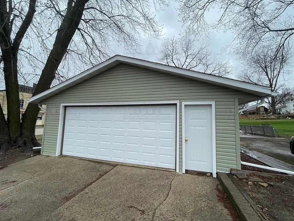 16 5th St W #1