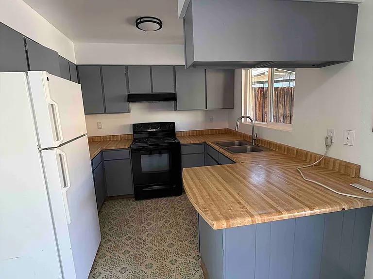 231 Chestnut St #10 — Photo 6