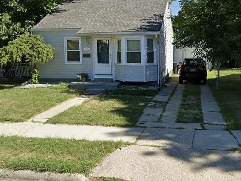 21619 Avalon St — Photo 2