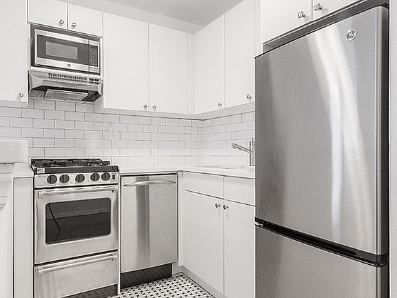 3rd image of 304 E 20th St APT 7F